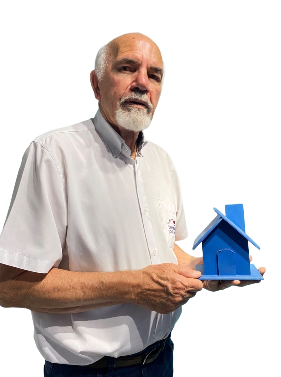 José Narciso, proprietário e fundador, com uma casinha azul nas mãos