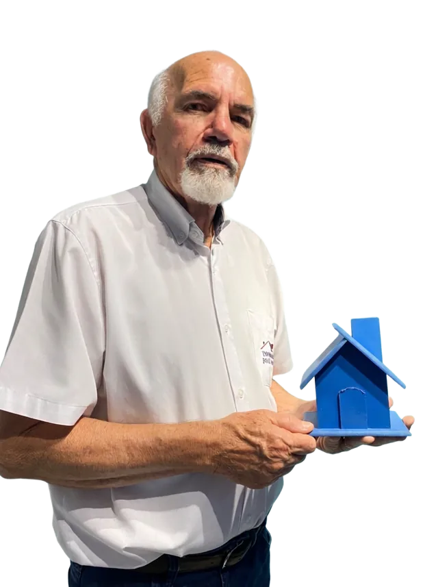 José Narciso, proprietário e fundador, com uma casinha azul nas mãos